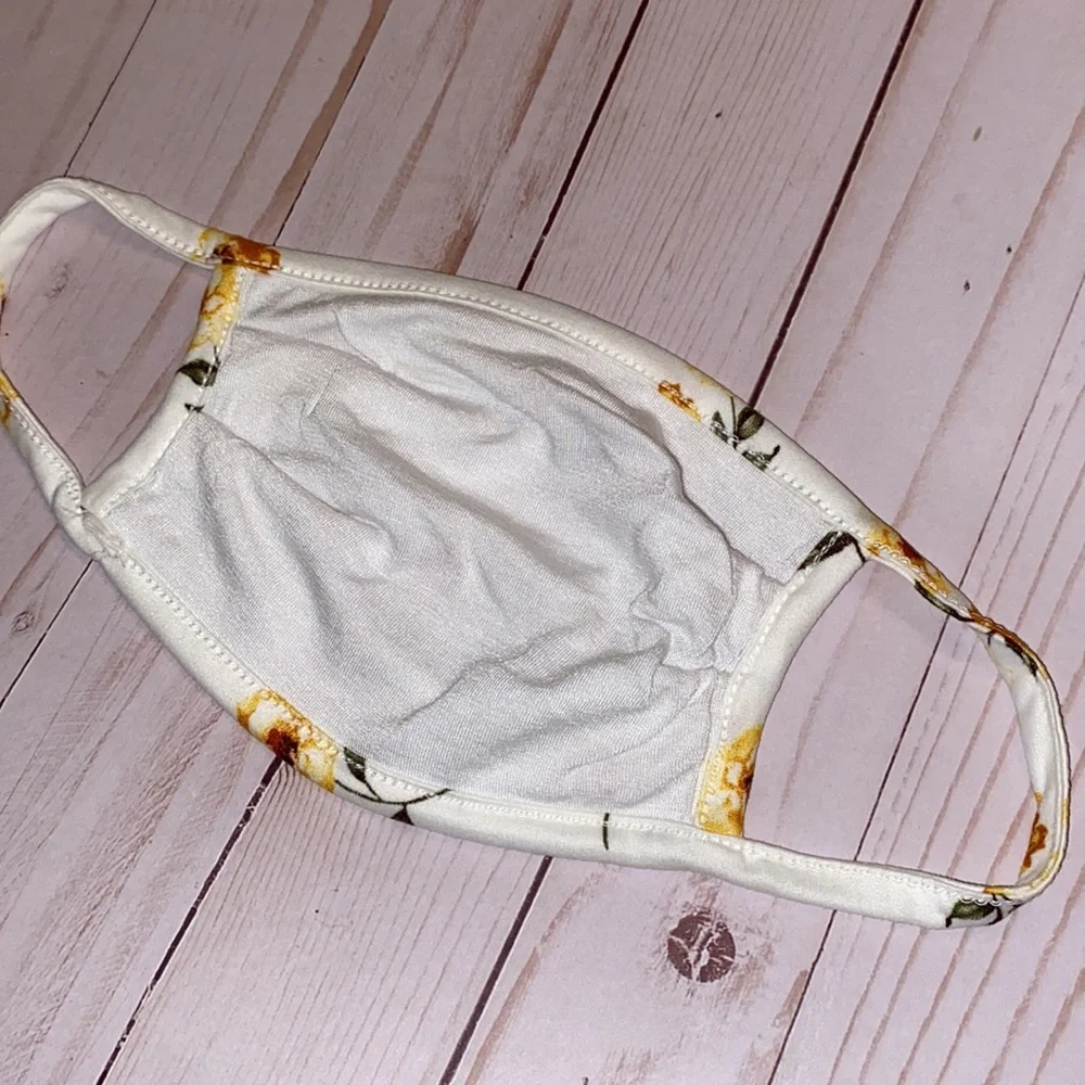 👗🛍Ivory w yellow flower face mask